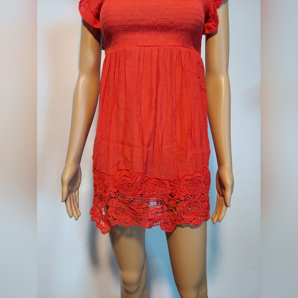 Statement Red: Icon Apparel's Vibrant Short-Sleeve Dress in Size M - Picture 13 of 16
